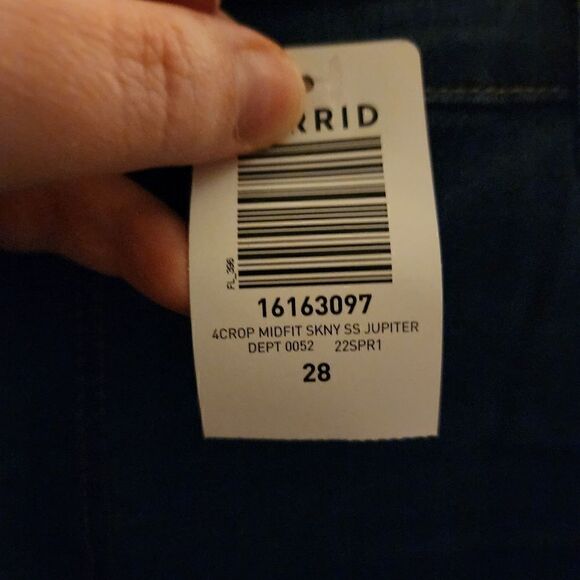 28W Torrid Crop Skinny Fit Mid Rise Jean Super Soft Midfit Blue Denim Stretch NW - Picture 7 of 8